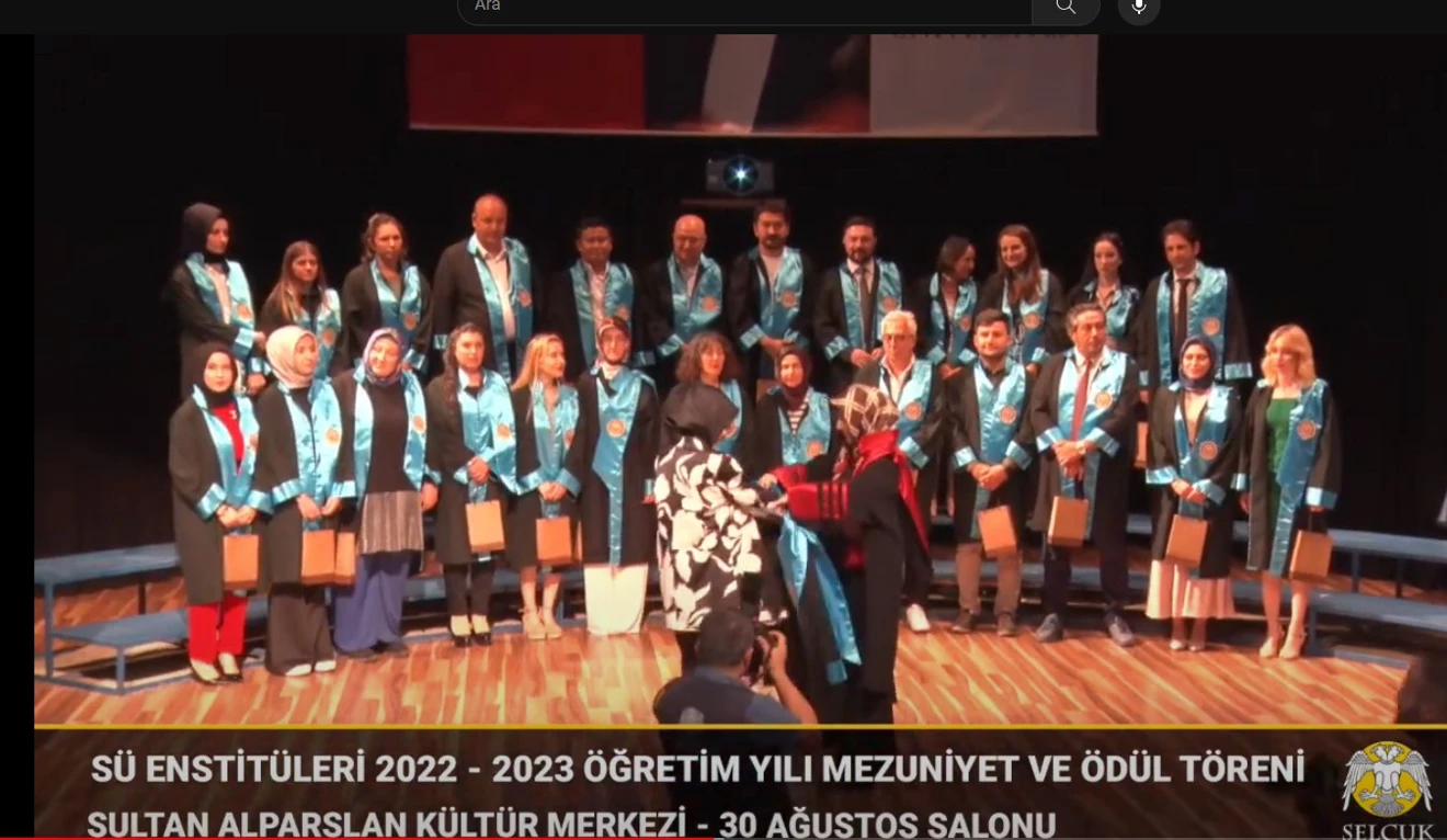 Selçuk Üniversitesi 2022 – 2023 öğretim yılı doktora ve yüksek lisans mezunları, 12.07.2023 tarihinde, 7 enstitünün birlikte düzenlediği “Mezuniyet ve Ödül Töreni”nde cübbelerini giydi.